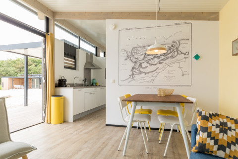 Lichte keuken en eetruimte in Sea Lodges Ameland 2, Nederland, met frisse inrichting en ruim raam.