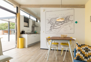 Lichte keuken en eetruimte in Sea Lodges Ameland 2, Nederland, met frisse inrichting en ruim raam.