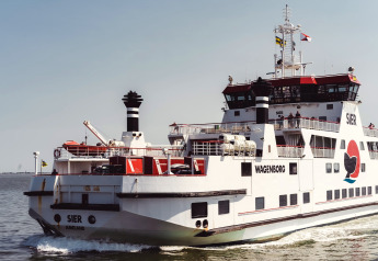 De veerboot SIER van Wagenborg vaart op zee, met passagiers die genieten van het zonnige weer op het dek.