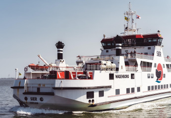 Færgen SIER fra Wagenborg sejler på havet under klart vejr, passagerer står på dækket og nyder udsigten.