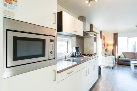 Cucina e soggiorno moderni in un lodge dell’Holiday park «Boomhiemke 6» nei Paesi Bassi.
