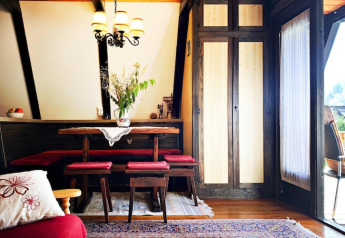 Coin repas chaleureux à la Ferienhütte Trabochersee en Autriche, mobilier en bois et lumière naturelle.