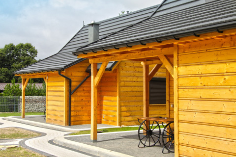 Foto esterna di uno chalet in legno presso la casa vacanze «Maryna» in Germania con veranda moderna.