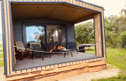 Chalet en bois avec terrasse couverte, sièges, hamac et chien détente à Nowe Warpno, Allemagne.