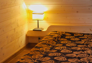 Gezellige houten slaapkamer met bed en nachtlamp, Holiday home «Maryna» in Duitsland