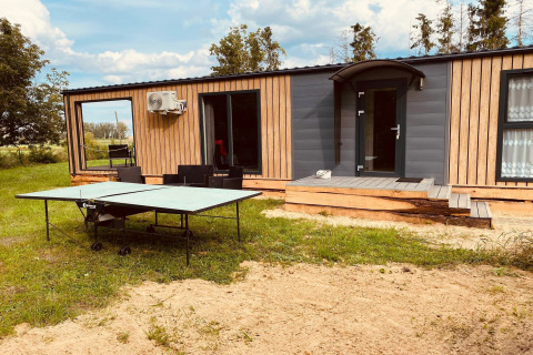 Vista exterior de la casa Holiday home 'Inselblick in Nowe Warpno' y mesa de ping pong, Alemania.