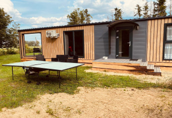Vista esterna della casa vacanze 'Inselblick in Nowe Warpno' con tavolo da ping pong, Germania.