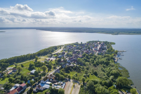 Aerial view of Holiday home «Inselblick in Nowe Warpno», a scenic lakeside chalet in Germany.