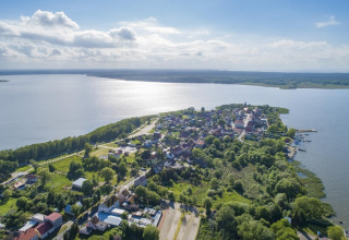 Aerial view of Holiday home «Inselblick in Nowe Warpno», a scenic lakeside chalet in Germany.