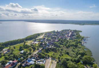 Vista aérea de la casa Holiday home «Inselblick in Nowe Warpno», un chalet junto al lago en Alemania.