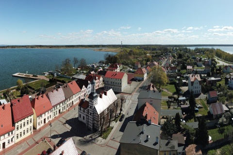 Vista aérea de Holiday home «Inselblick in Nowe Warpno» junto a la costa y casas pintorescas en Alemania.