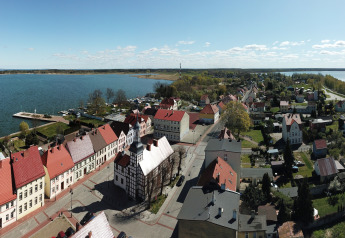 Luftfoto af Holiday home «Inselblick in Nowe Warpno» med udsigt over flodbredden og byen i Tyskland.