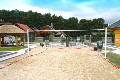 Cancha de voleibol de arena al aire libre con red, en el chalet Holiday home «Maryna» en Alemania.