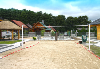Cancha de voleibol de arena al aire libre con red, en el chalet Holiday home «Maryna» en Alemania.