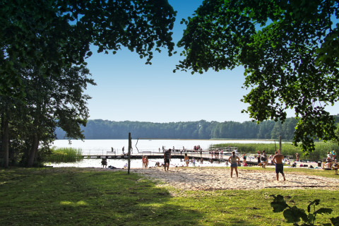 Des personnes profitent de la plage et du lac au chalet Holiday home «Maryna» en Allemagne.