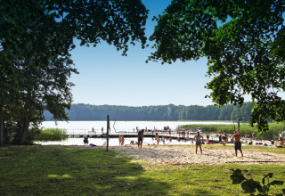 Persone si godono la spiaggia e il lago al chalet Holiday home «Maryna» in Germania.