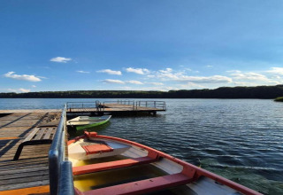 Udsigt over søen fra Holiday home «Maryna» i Tyskland med bådebro, både og blå himmel.