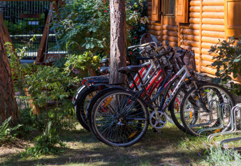 Bicicletas aparcadas junto a una cabaña de madera en Domki letniskowe Pobierowo en Alemania.