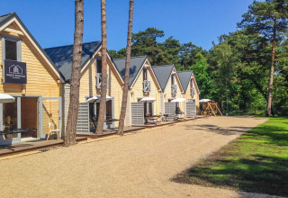 Vakantieverblijf voor 5 personen in Pobierowo, Duitsland, houten buitenkant en terras met parasols.