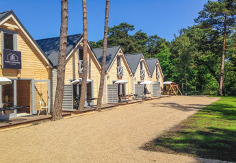 Casa de vacaciones para 5 personas en Pobierowo, Alemania, con terraza, pinos y ambiente tranquilo.