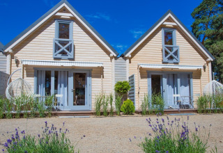 Twee charmante vakantiewoningen in Pobierowo, Duitsland, met licht houten gevels en knusse tuin.