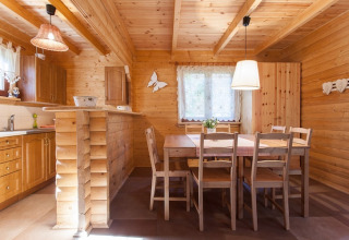 Gezellige houten keuken en eetruimte bij Wooden holiday cottages Pobierowo in Duitsland.