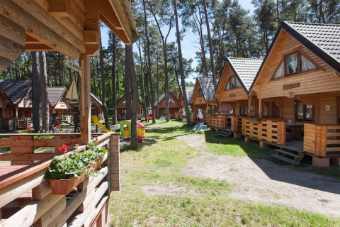 Holzferienhäuser im Grünen bei Wooden holiday cottages Pobierowo, ideal für einen erholsamen Urlaub.