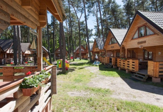 Holzferienhäuser im Grünen bei Wooden holiday cottages Pobierowo, ideal für einen erholsamen Urlaub.