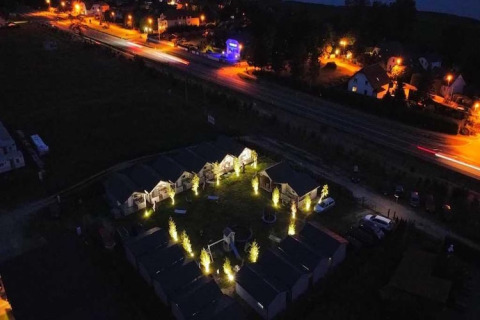 Luchtfoto 's nachts van Aquarius Cottages in Duitsland met verlichte huisjes en straatverlichting.