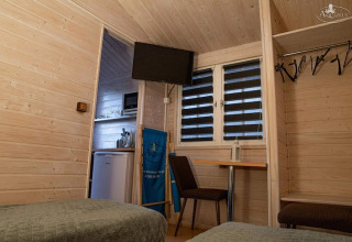 Interieur van Aquarius Cottages voor 2 personen in Duitsland met houten muren en een kleine keuken.