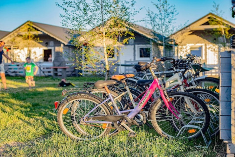 Fietsen geparkeerd bij Aquarius Cottages voor 2 personen, spelende kinderen, huisjes in Duitsland.