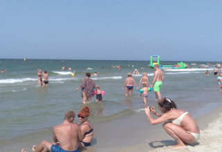 Gezinnen en toeristen ontspannen op het strand vlakbij Aquarius Cottages voor 5 personen in Duitsland.