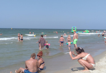 Toeristen genieten van een zonnige dag op het strand nabij Aquarius Cottages voor 5 personen in Duitsland.
