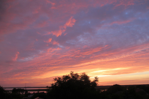 Kleurrijke zonsondergang met roze en oranje wolken vanaf Charming house on a hill in Duitsland.