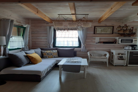 Gezellige woonkamer in Charming house on a hill in Duitsland, met bank, nautische decoratie en keukentje.