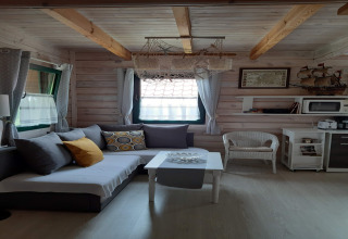 Gezellige woonkamer in Charming house on a hill in Duitsland, met bank, nautische decoratie en keukentje.