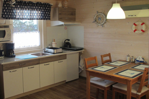 Gezellige keuken en eethoek in de lodge 'House on a hill' in Duitsland met nautische accenten.