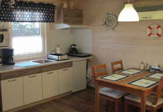 Gezellige keuken en eethoek in de lodge 'House on a hill' in Duitsland met nautische accenten.