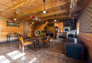 Gemütlicher Holzraum in einer Lodge für 8 Personen, Speisebereich und Ofen, House by the road Skansen, Bełczna.