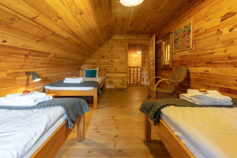 Gemütliches Zimmer im Holzstil mit zwei Einzelbetten im House by the road Skansen für 8 Personen, Bełczna.