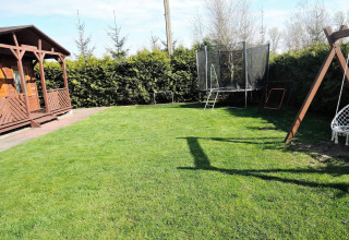 Jardín acogedor con trampolín, columpio, porterías y cabaña de madera para 4 personas en Alemania.