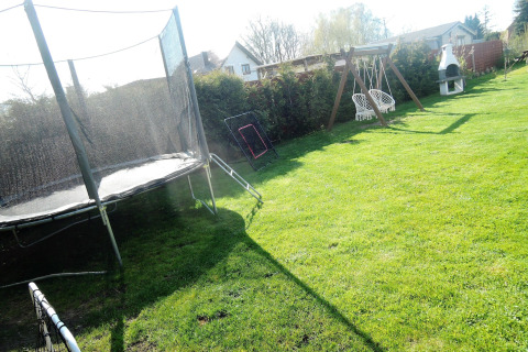 Ampio giardino con trampolino, altalene e camino esterno al cottage 'Peace and quiet - cottage for 4 people' in Germania.