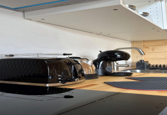 Moderne Küchenarbeitsplatte mit Toaster, Wasserkocher und Kaffeemaschine am See Klępnica, Deutschland.