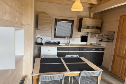 Moderne køkken og spiseplads i træhytte hos Two-storey holiday cottages for max 6 people Mielenko, Danmark.