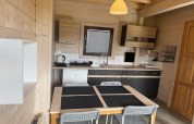 Cucina e zona pranzo moderna in un cottage a Two-storey holiday cottages for max 6 people Mielenko, Danimarca.