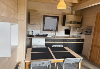 Moderne køkken og spiseplads i træhytte hos Two-storey holiday cottages for max 6 people Mielenko, Danmark.