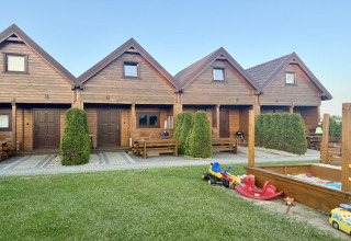 Twee verdiepingen houten vakantiewoningen met speeltuig en zandbak in Mielenko, Denemarken.