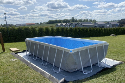 Rektangulær oppustelig pool i en have ved Two-storey holiday cottages for max 6 people Mielenko, Danmark.