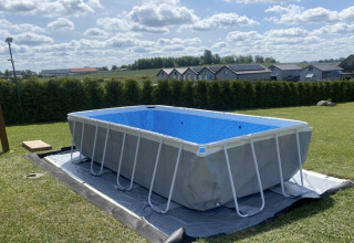 Rektangulær oppustelig pool i en have ved Two-storey holiday cottages for max 6 people Mielenko, Danmark.
