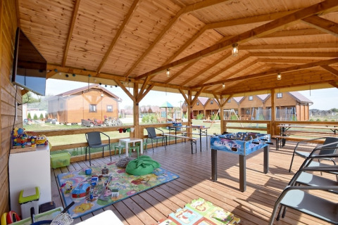 Overdekte speel- en zithoek met speelgoed en tafelvoetbal bij vakantiehuisjes in Mielenko.